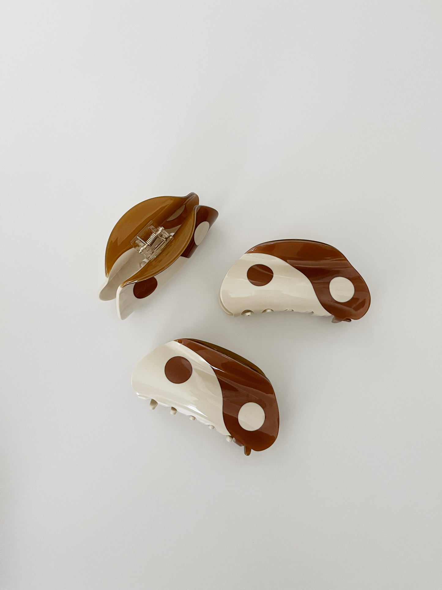 Yin and Yang Tan Claw Hair Clip